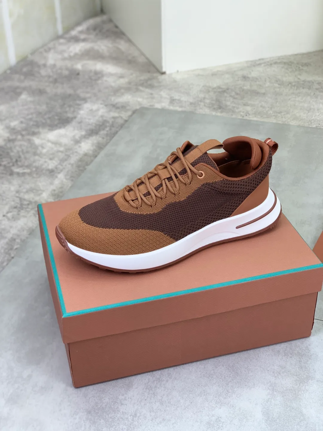 Men's men's shoes 💰P542 New style 💰High quality The latest casual shoes Loro Piana 💯Top grade💯Buy the original copy💯 Founded the existing Loro Piana company on April 24, 1924. The family has been operating for the sixth generation, providing top quality products to customers who are discerning in taste and quality. Imported original fly woven fabrics with cowhide fabric, plain calfskin lining, hand-stitched threads with cowhide feet, original packaging, high-end outsole, size: 38-46, multiple colors available, complete package